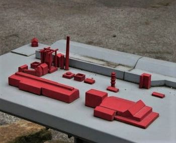 Tastmodell eines Industriemuseums mit roten Tastelementen auf einer hellgrauen Grundplatte