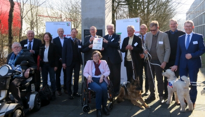 Gruppenfoto mit Mitgliedern der Expertengruppe zum Signet NRW inklusiv, Vertretern der OFD und des BLB NRW sowie Vertretern des Ministeriums für Arbeit, Gesundheit und Soziales, der Agentur Barrierefrei NRW und dem Staatssekretär des Finanzministeriums NR