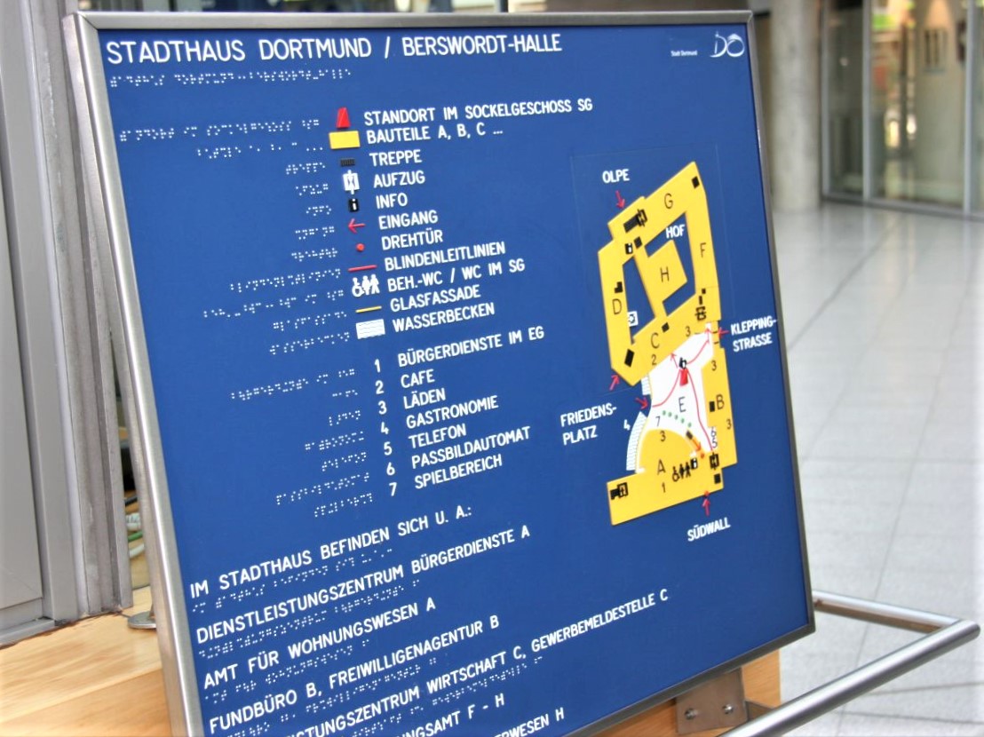 taktiler Plan am Infoschalter vom Stadthaus in Dortmund