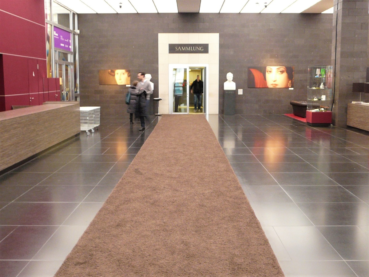 Ein Teppichläufer führt durch die Eingangshalle eines Museums und dient damit auch als Leitstreifen in die Ausstellung.