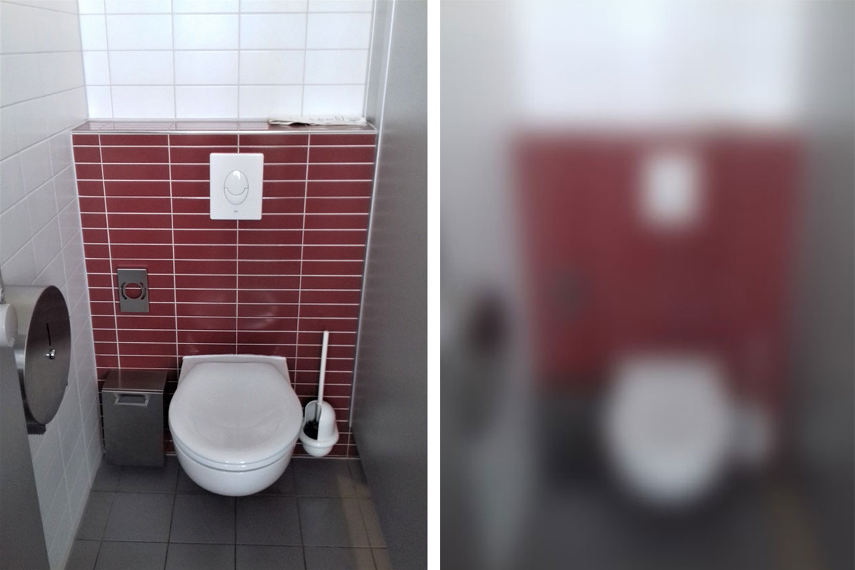 Zwei Fotos einer kontrastreichen WC-Kabine, einmal mit und einmal ohne starker Seheinschränkung. Alle Ausstattungselemente und der Boden sind kontrastreich gestaltet..